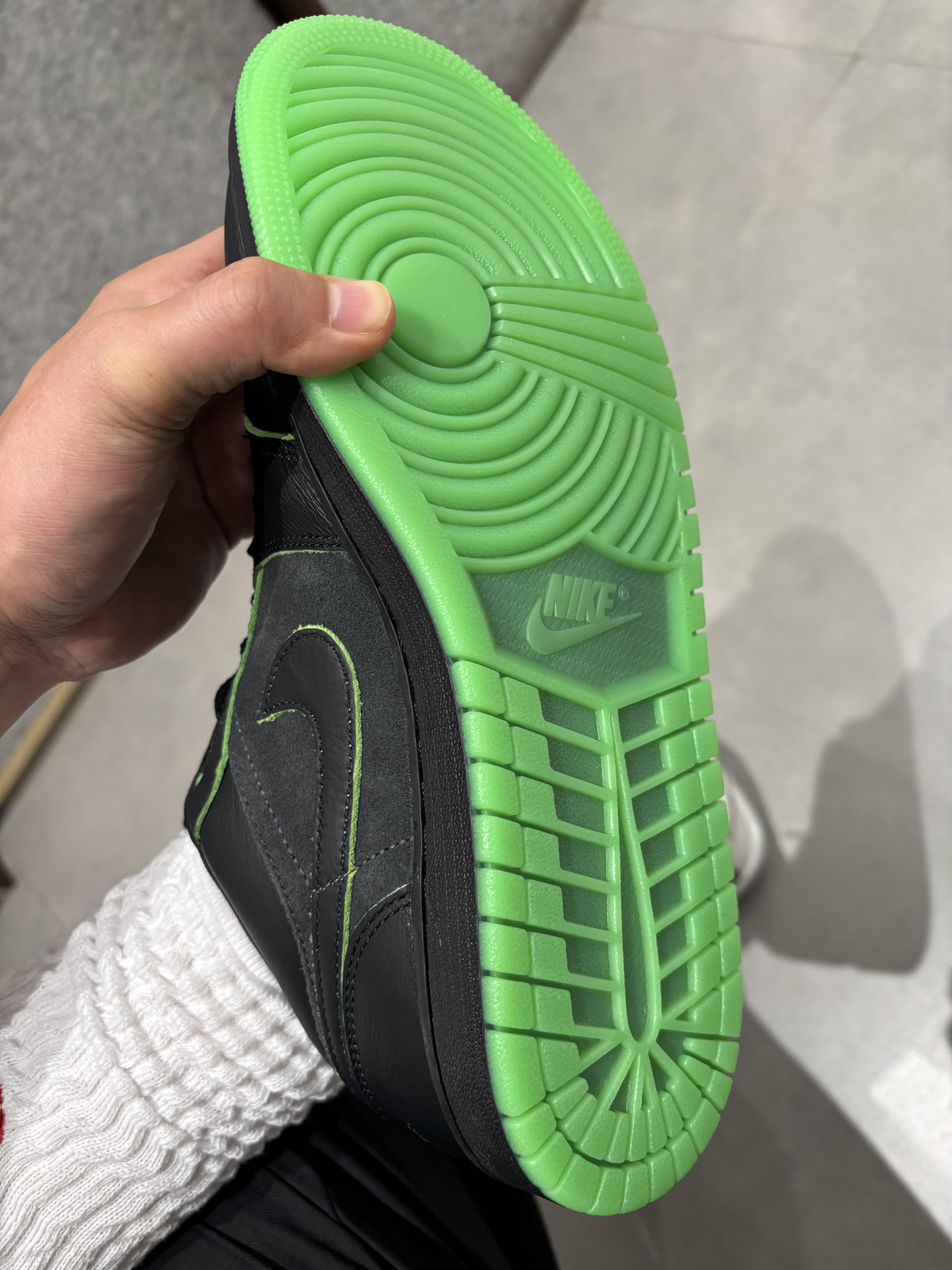 晒一双会发光的万圣节aj1